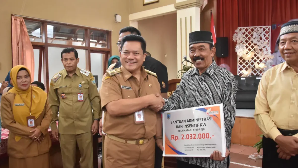 LPMK, RT, RW dan PKK se-Kota Salatiga Terima Insentif, Berikut Ini Besarannya Wali Kota Salatiga Robby Hernawan saat memberikan insentif kepada ketua RT, RW, PKK, dan LPMK di Aula Kecamat