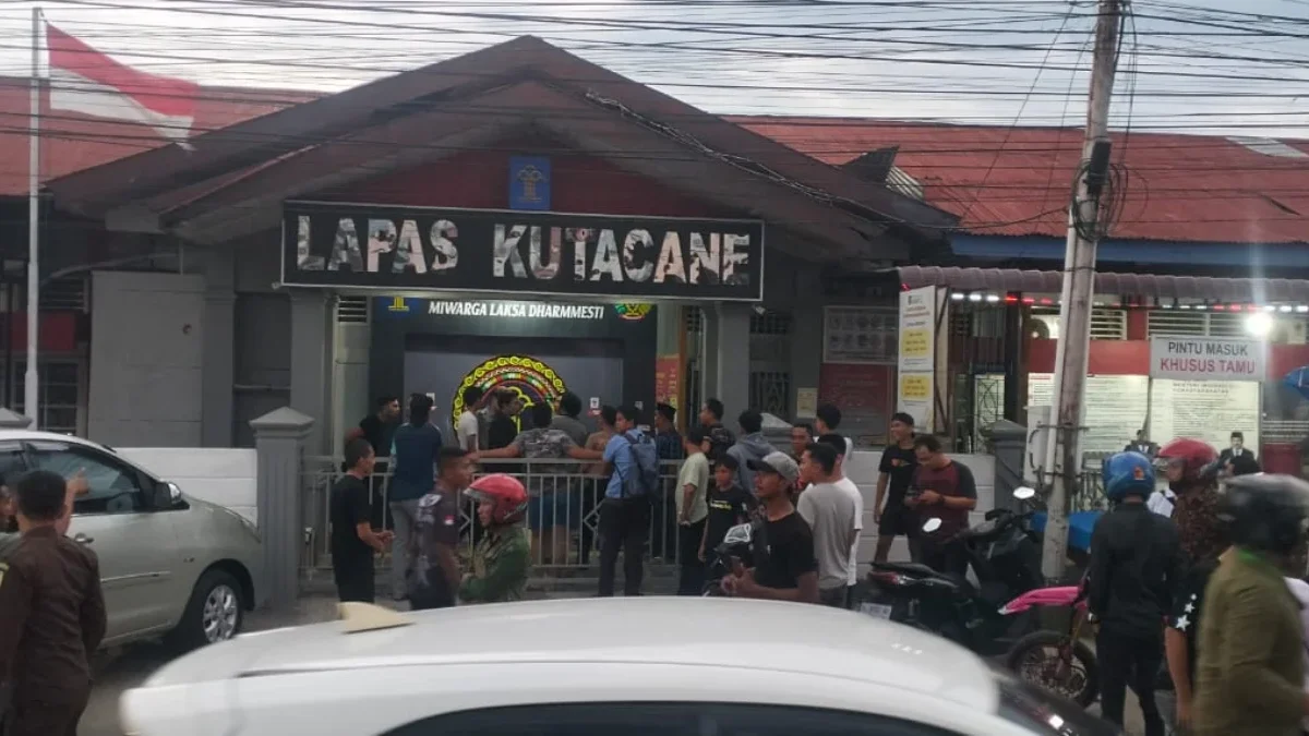 Ratusan tahanan di lembaga permasyarakatan (Lapas) kelas II B, Kutacane, Aceh Tenggara dikabarkan melarikan di