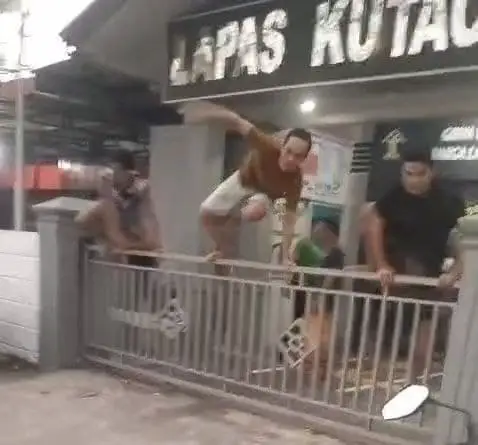 Tangkapan layar video viral warga binaan Lapas Kelas IIB Kutacane Aceh Tenggara kabur.(Istimewa)