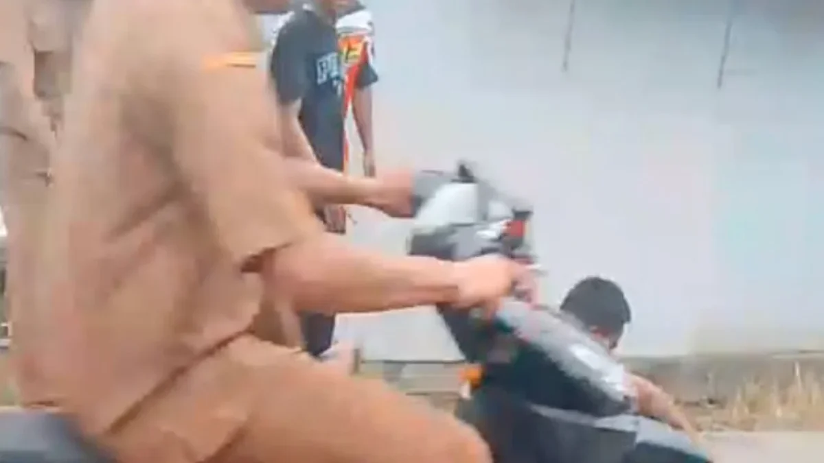 2 Pria Terduga Pelaku Curanmor di Karawang Dihakimi Massa, 1 Tewas Momen saat pelaku curanmor di Karawang dihakimi massa. Dok: Ist