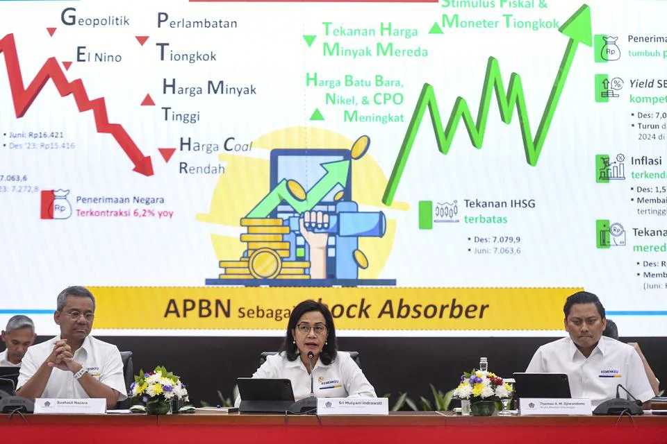 Yang Ditunggu Publik Hari Ini dari Sri Mulyani, Link Konferensi Pers APBN KiTa Januari-Februari 2025 Menteri Keuangan Sri Mulyani Indrawati (tengah) didampingi Wamen Keuangan Suahasil Nazara (kiri) dan Thomas Dj