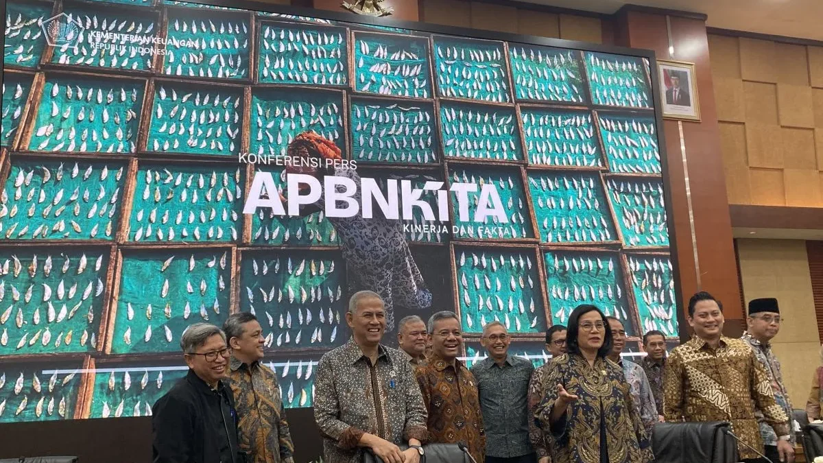 Sri Mulyani Beberkan Penyebab Deflasi Bukan Akibat Pelemahan Daya Beli Masyarakat Menteri Keuangan Sri Mulyani Indrawati bersama jajarannya dalam konferensi pers APBN KiTa di Jakarta, Kamis (1