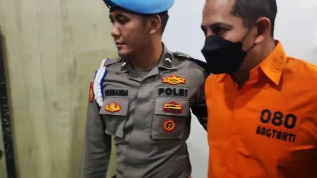 Divpropam Polri: Mantan Kapolres Ngada Lakukan Pelanggaran Berat Kasus Pelecehan Seksual Mantan Kapolres Ngada AKBP Fajar Widyadharma Lukman Sumaatmaja mengenakan baju oranye resmi ditetapkan tersang
