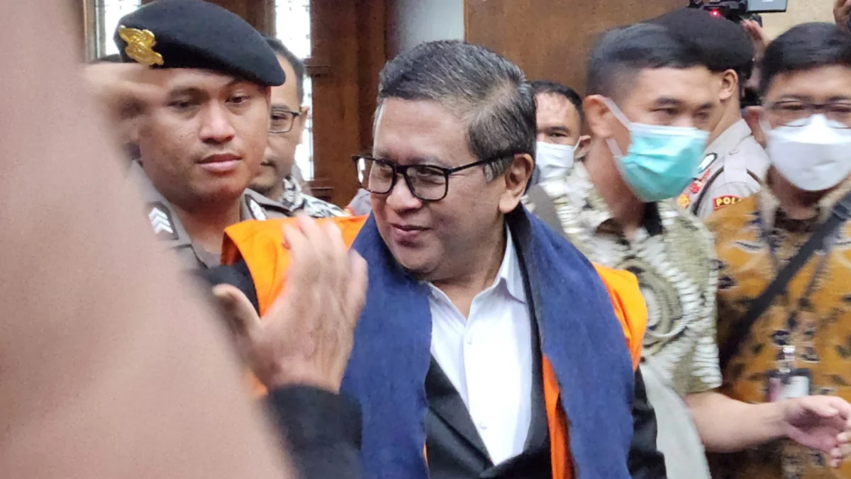 JPU: Hasto Kristiyanto Mengetahui Dugaan Suap yang Dilakukannya Saat Bantu Harun Masiku Sekjen PDIP Hasto Kristiyanto saat jalani sidang perdana di PN Jakpus terkait kasus dugaan suap dan perintanga