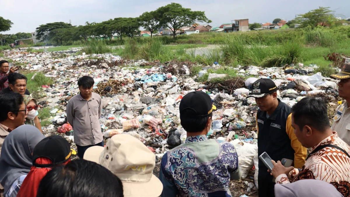 Pemerintah Kota Cirebon Serius Tangani Penumpukan Sampah Liar di Area Pesisir, Kesenden dan Kebon Baru Walikota Cirebon Effendi Edo bersama Wakil Wali Kota Siti Farida Rosmawati meninjau sejumlah titik lokasi samp