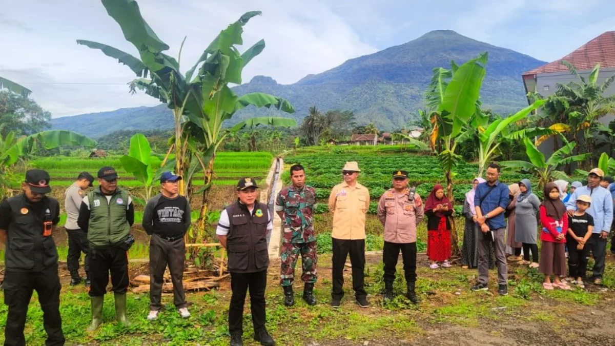 Bupati Kuningan Dian Rachmat (empat dari kiri) saat memimpin operasi pencarian korban tenggelam di Sunga