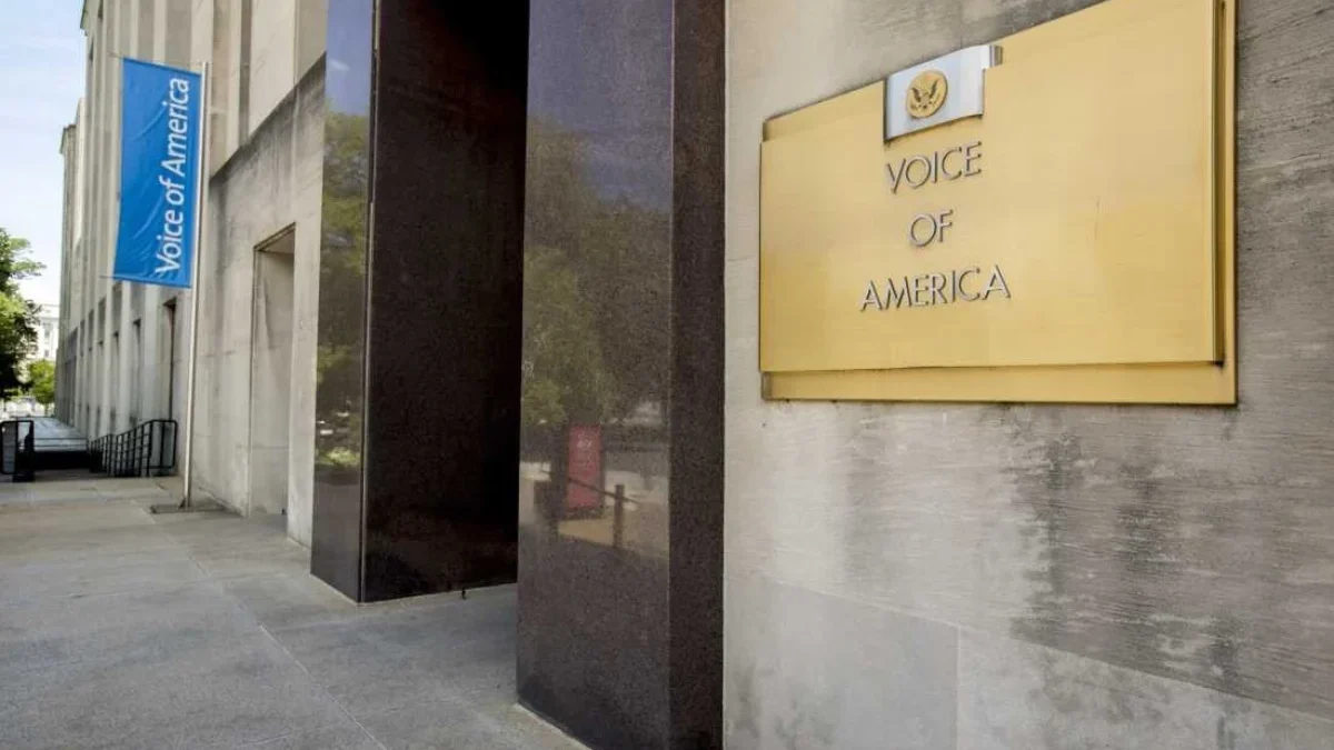 Trump Hentikan Pendanaan Media Amerika Serikat, 1.300 Staf VOA Kena PHK Trump juga mengakhiri kontrak pemerintah dengan lembaga penyiaran internasional swasta yang didanai, seperti R