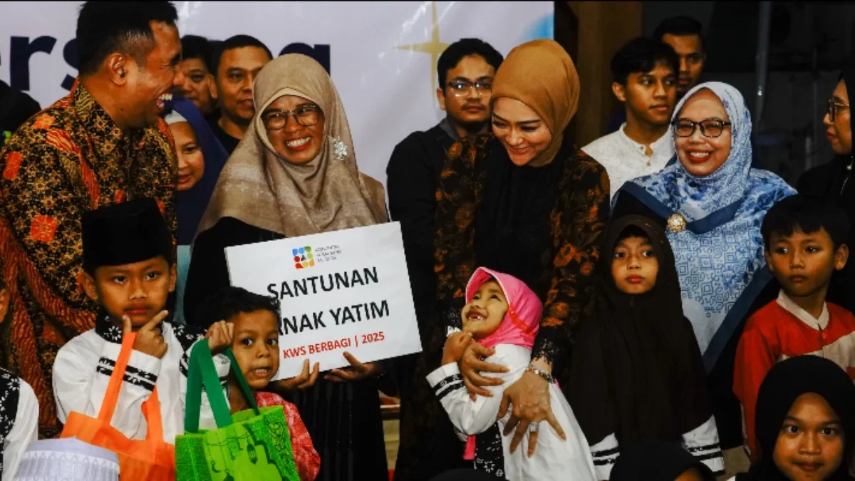 Wakil Wali Kota Salatiga Nina Agustin bersama anak yatim piatu di tengah acara santunan dari Komunitas Wirausa
