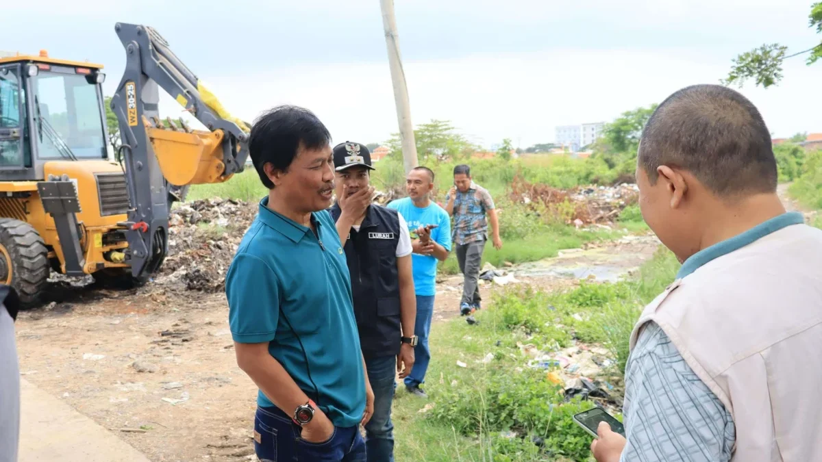 Wali Kota Cirebon: Penanganan Hadapi Kendala, Kondisi Sampah di Pesisir Kesenden Mengkhawatirkan Wali Kota Cirebon, Effendi Edo, meninjau proses pengangkutan dan pembersihan sampah di wilayah pesisir Kelurah