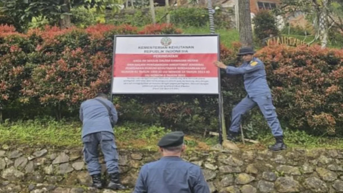 Penyegelan bangunan ilegal di kawasan hutan dan DAS di Taman Nasional Gunung Halimun Salak (TNGHS), Bogor. Fot