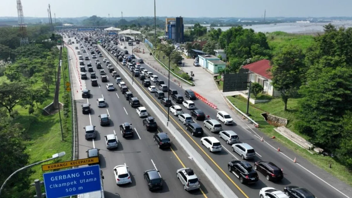 Jalan Tol 3.020,5 Kilometer-Jalan Nasional 47.604 Kilometer Dukung Mobilitas Mudik Jelang Lebaran 2025 Kemacetan panjang terjadi di Gerbang Tol Cikampek Utama, Jalan Tol Jakarta-Cikampek pada arus mudik Lebaran 20
