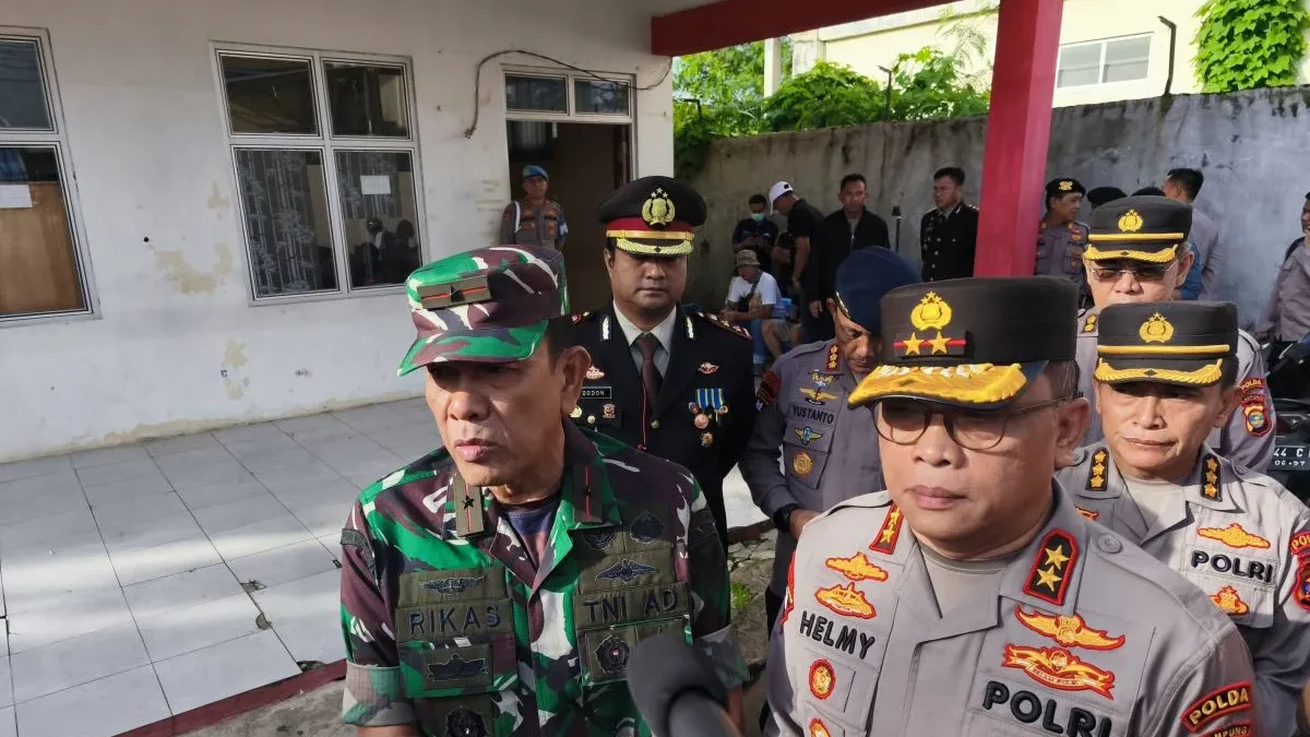 Komandan Korem 043/Garuda Hitam Pastikan Investigasi Bersama Polda Lampung Usut Insiden Judi Sabung Ayam Kapolda Lampung Irjen Pol Helmy Santika bersama Danrem 043/Garuda Hitam Brigjen TNI Rikas Hidayatullah di RS B