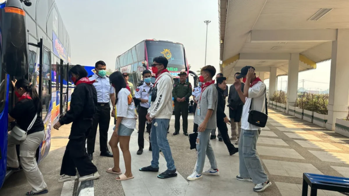 Proses pemulangan 400 WNI korban TPPO dari wilayah konflik bersenjata di Myawaddy, Myanmar. Dok. KBRI Bangkok