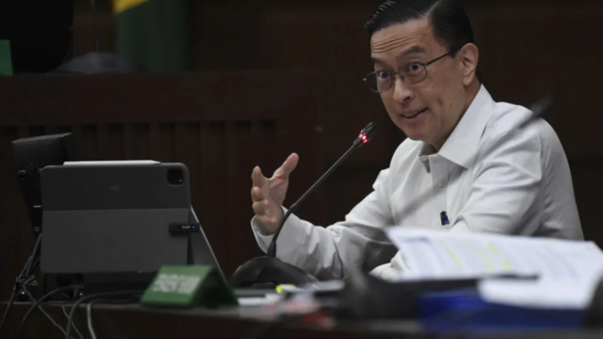 Terdakwa kasus dugaan korupsi impor gula Tom Lembong menanggapi keterangan saksi saat menjalani sidang lanjuta