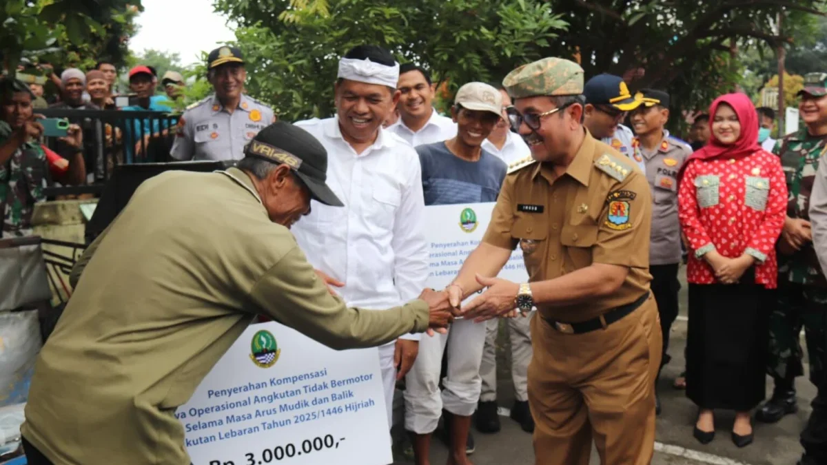 Ratusan penarik becak di Kabupaten Cirebon menerima bantuan langsung dari Gubernur Jawa Barat, Dedi Mulyadi di