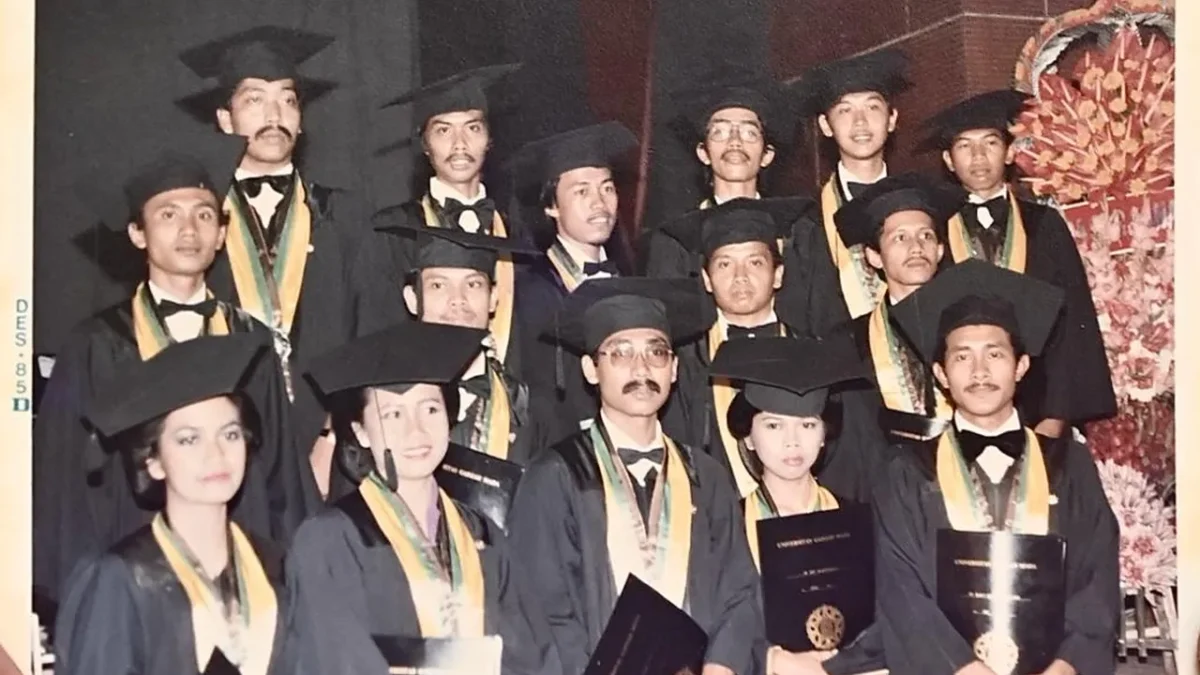 Medsos Heboh Isu Ijazah Palsu Jokowi, Begini Paparan UGM Soal Penggunaan Font Times New Roman Foto Joko Widodo (berdiri di belakang, tiga dari kanan) saat mengikuti wisuda.(IST)
