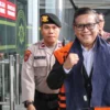 S ekjen DPP PDI Perjuangan Hasto Kristiyanto (kedua kanan) berjalan setibanya untuk menjalani sidan