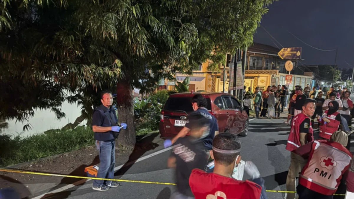 Pernah Brrhubungan Antara Pelanggan dan Sopir, Pembunuh Pria yang Ditemukan di Mobil Merah di Bantul Ditangkap Polisi melakukan olah TKP pria tewas dalam mobil di Bantul, Jumat (21/3/2025). Foto: Dok. Istimewa