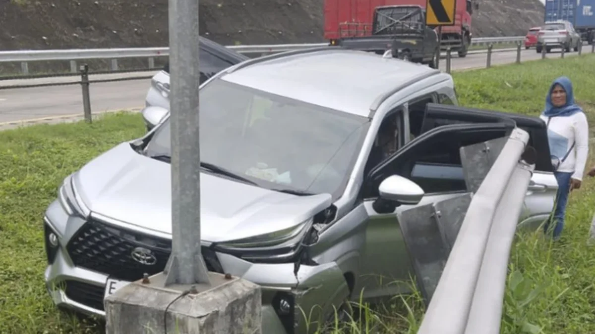 Laka Tol Cipali KM 182.700B: Sopir Honda Brio Ngantuk Senggol, Toyota Avanza Terperosok ke Median Jalan Kecelakaan mobil terjadi di Kilometer 182.700 (B) Tol Cipali, diduga akibat supir mengantuk. (23/3/2025). (IST