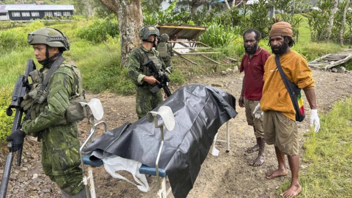 Sekolah Dibakar di Yahukimo, Guru Tewas Diserang Kelompok Bersenjata OPM Tim Satgas Koops TNI Habema Kogabwilhan III mengevakuasi jenazah guru yang menjadi korban pembunuhan oleh kelo