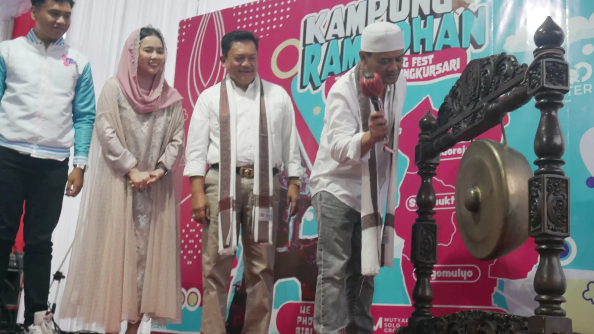 Wali Kota Salatiga dr Robby Hernawan SpOG mendampingi Gubernur Jateng Ahmad Luthfi meresmikan acara Kampung Ra