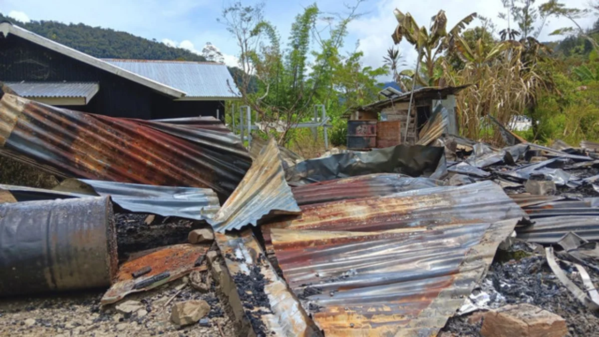 Kelompok OPM Elkius Kobak Diduga Pelaku Penyerang Tenaga Kesehatan dan Guru di Yahukimo Tim Satgas Koops TNI Habema Kogabwilhan III mengevakuasi jenazah guru yang menjadi korban pembunuhan oleh kelo