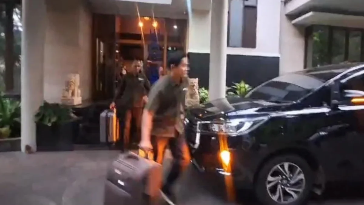 Petugas KPK bawa dua koper dari kantor Visi Law Office (IST)