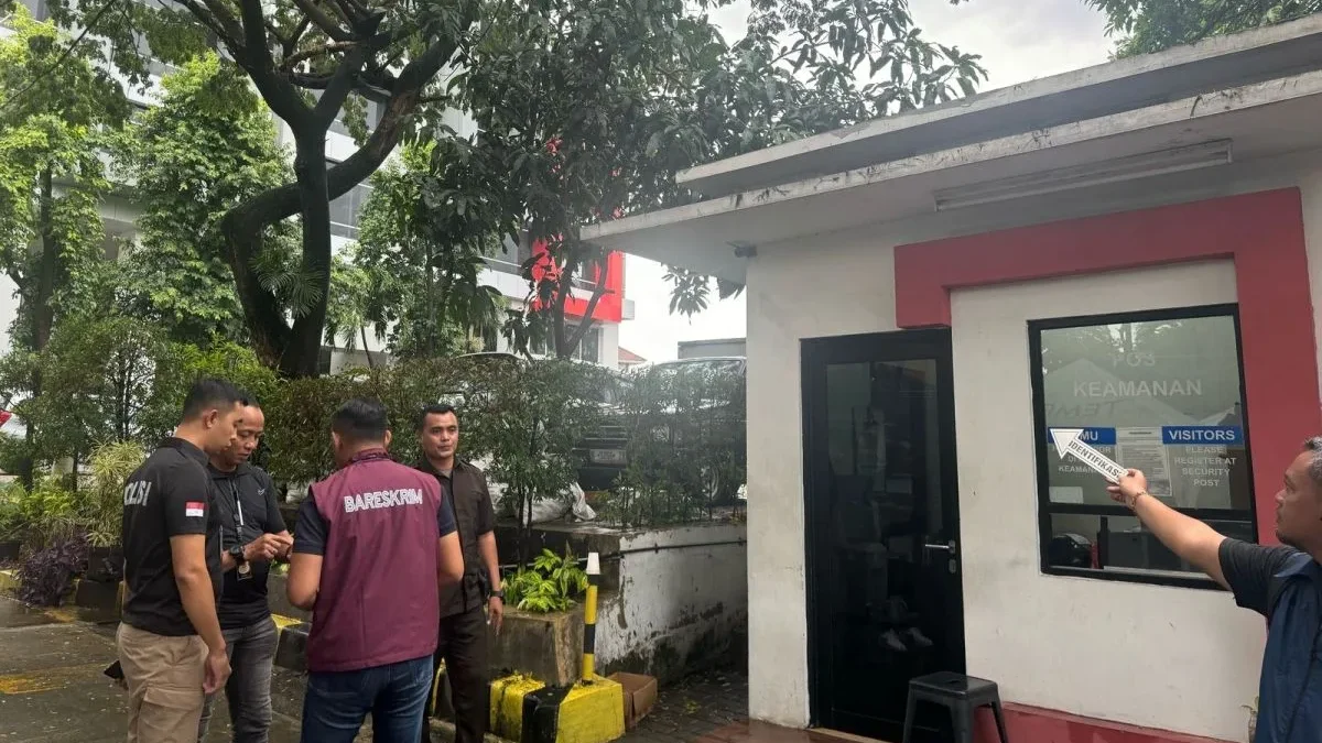 Penyidik Dittipidum Bareskrim Polri melakukan olah TKP di Gedung Tempo, Jakarta Selatan, Minggu (23/3/2025).
