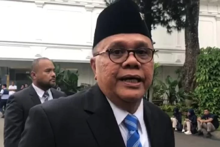 Anggota DPR 2014-2024 dari Fraksi PDIP Junimart Girsang tiba di Istana Kepresidenan, Jakarta, Senin (24/3/2025