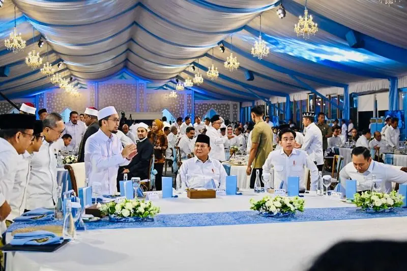 Presiden Prabowo Subianto berbuka puasa bersama dengan jajaran Kabinet Merah Putih di Istana Kepresidenan Jaka