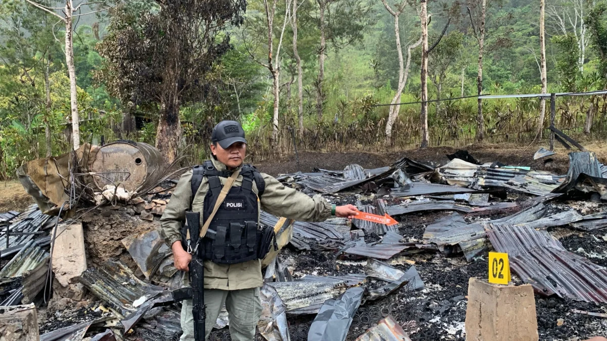 Penyidik dari Satgas Gakkum Operasi Damai Cartenz saat melakukan olah tempat kejadian perkara (TKP) di lokasi
