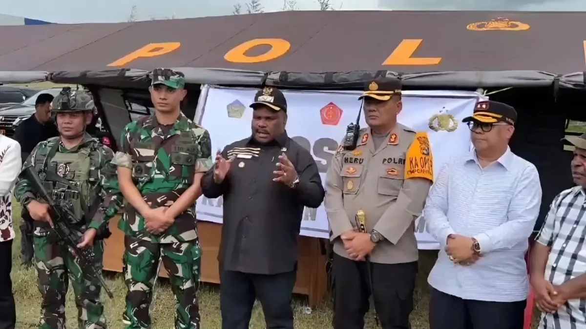 Bupati Yahukimo Didimus Yahuli (tengah) saat memberikan keterangan di Yahukimo, Papua Pegunungan, Senin (24/3/