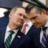 Penasihat keamanan nasional Gedung Putih Michael Waltz, kiri, berunding dengan Menteri Pertahanan Pete Hegseth