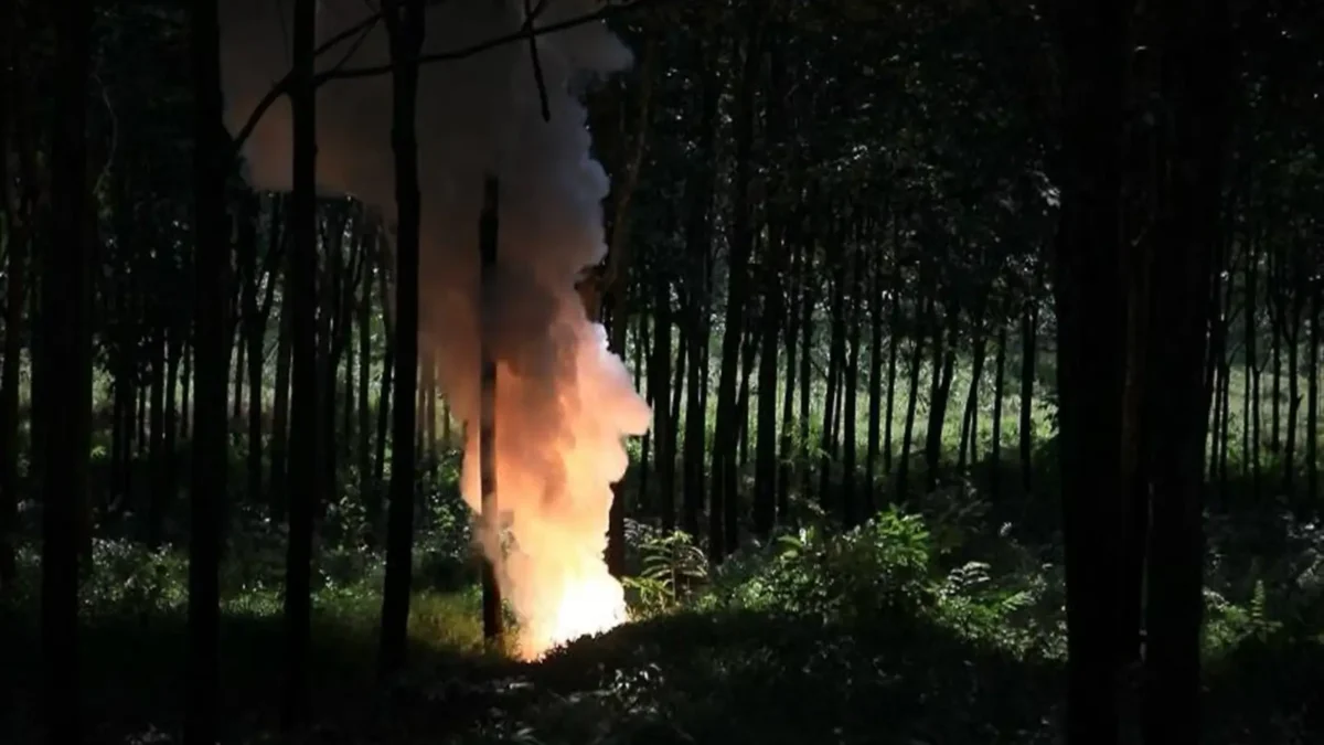 Tim Penjinak Bom Brimob Polda Jateng saat meledakkan granat Temuan warga di Hutan Karet Bugel, Kecamatan Sidor