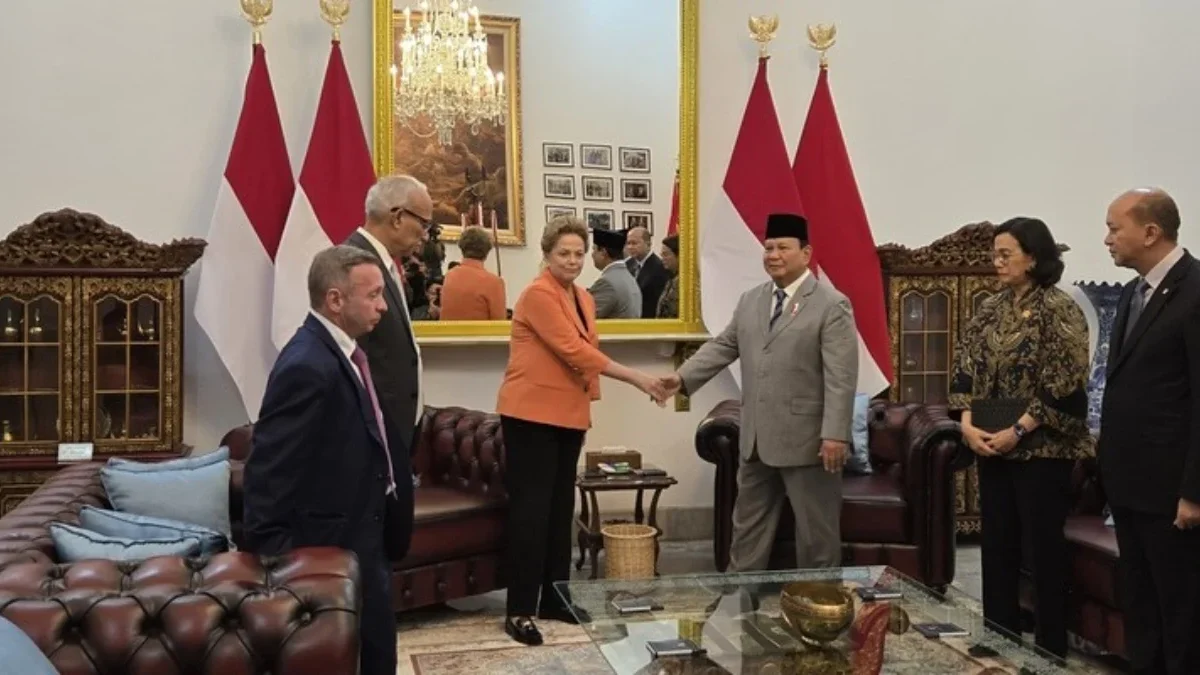 Presiden RI Prabowo Subianto berjabat tangan dengan eks Presiden Brasil Dilma Rousseff di Istana Merdeka, Jaka