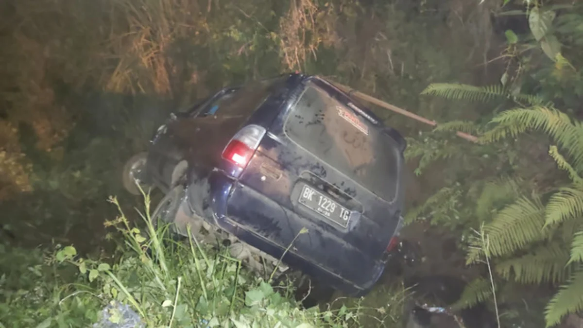 Mobil minibus membawa 12 penumpang yang hendak belanja keperluan lebaran di Kota Padangsidimpuan, Sumut, kecel