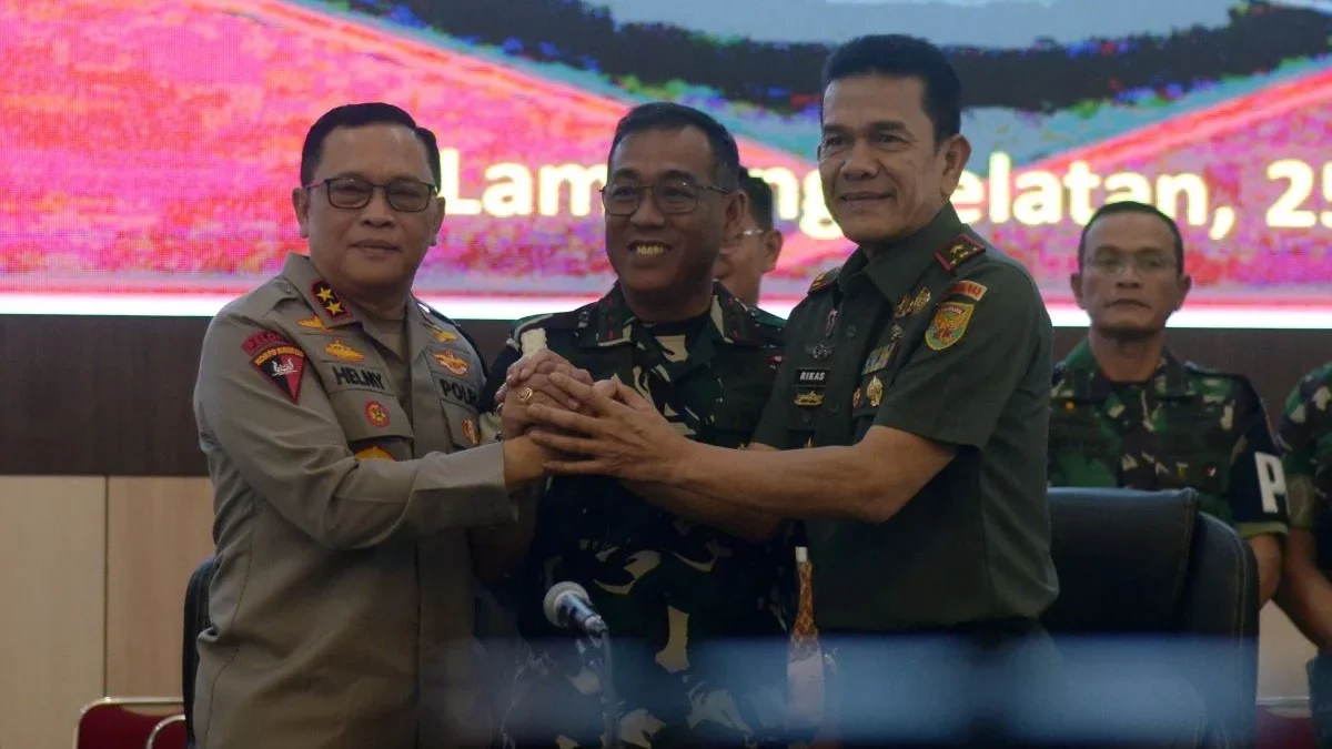 Kapolda Lampung Irjen Pol Helmy Santika (kiri) melakukan salam komando bersama Wakil sementara Danpuspomad May
