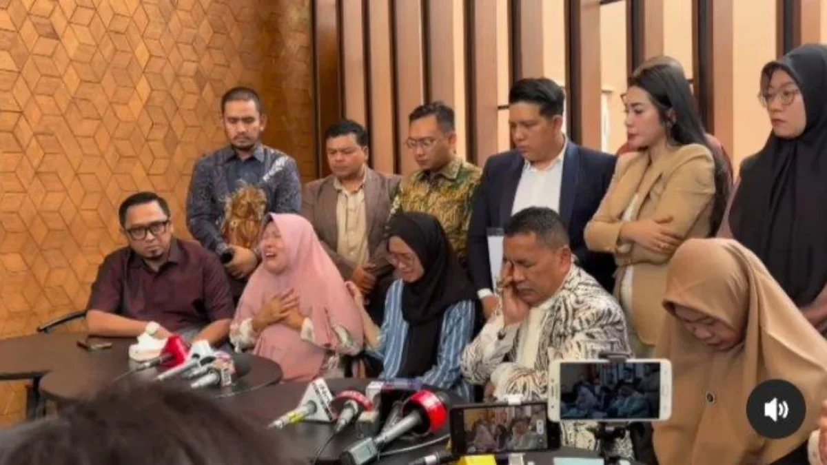 Ekspresi pengacara Hotman Paris tersorot saat mendengarkan curahan hati keluarga mendiang Kapolsek Negara Bati