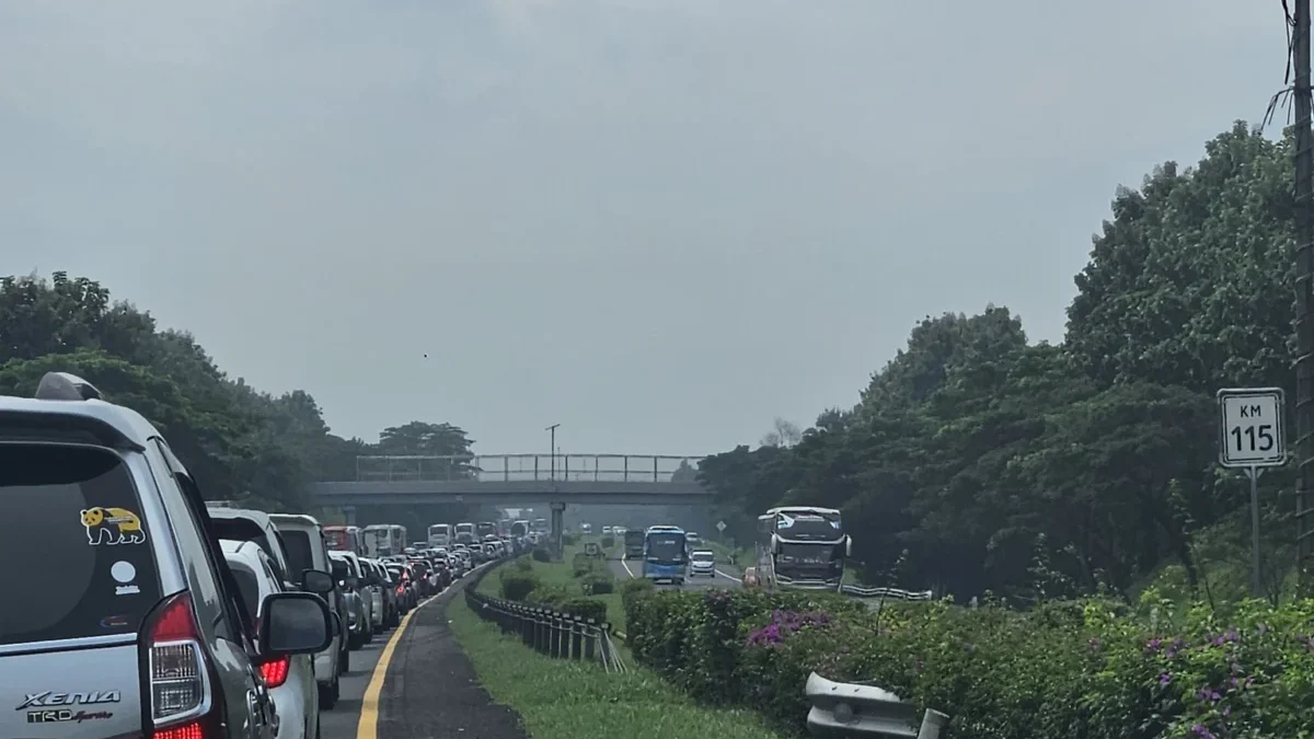 Kecelakaan Beruntun di ruas Tol Cipali KM 112+600 arah Jakarta, Tidak Ada Korban Jiwa Kepadatan dan kemacetan mulai KM 107 s.d 121 di Tol Cipali arah Cirebon.