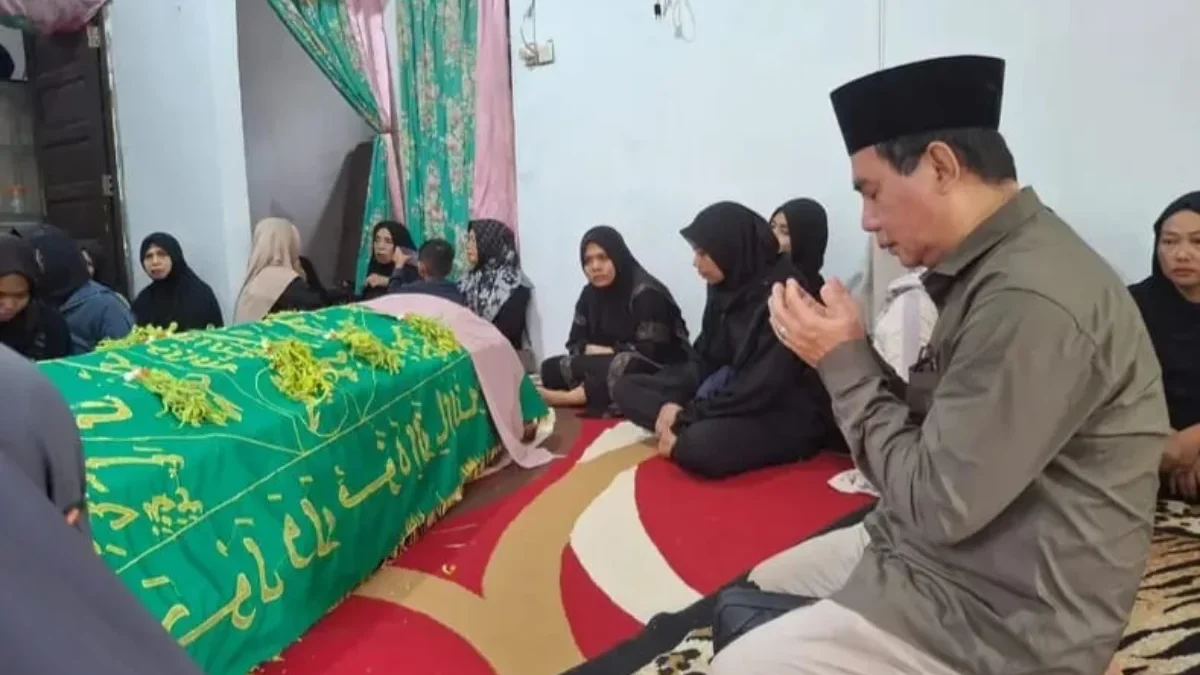 Ketua PWI Kalsel, Zainal Helmie melayat ke rumah duka di Banjarbaru. (Foto: PWI Kalsel)