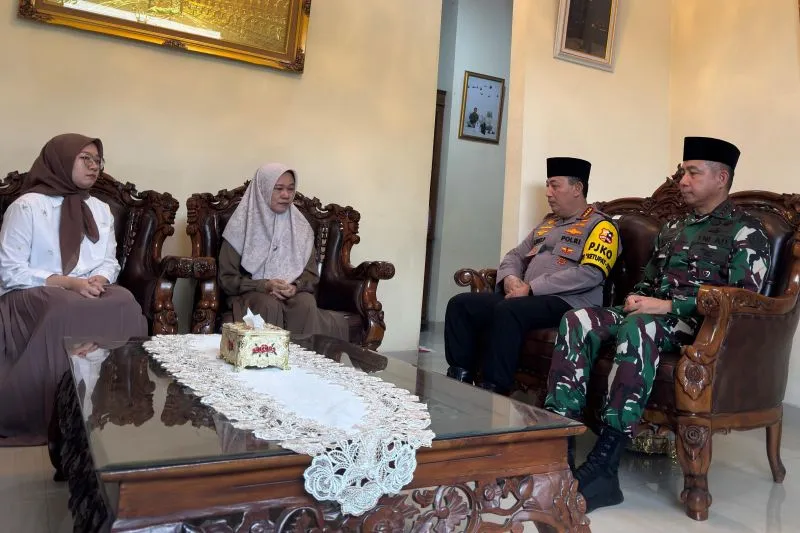 Kapolri dan Panglima TNI Kunjungi Rumah Briptu Anumerta Ghalib, korban Penembakan di lampung(Dok. Polri)