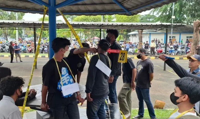 Sebelum Insiden Mahasiswa UKI Tewas, Ada Pesta Miras Jenis Arak Bali Polres Metro Jakarta Timur menggelar pra-rekonstruksi terkait kasus mahasiswa Universitas Kristen Indonesia (U