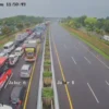 Pantau arus mudik Lebaran pukul 11.52 WIB di KM 86, 95, 117, 160- terpantau lalu lintas padat di arah Cirebon.