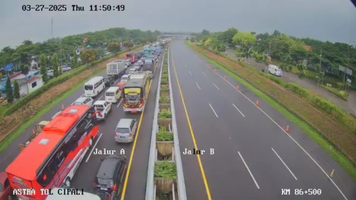 Urai Kepadatan, Rekayasa One Way Dibuka dari KM70 Ruas Tol Japek hingga KM188 Tol Cipali Pantau arus mudik Lebaran pukul 11.52 WIB di KM 86, 95, 117, 160- terpantau lalu lintas padat di arah Cirebon.