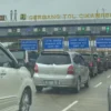 Pemudik mulai memadati Tol Trans Jawa, Kamis (27/3/2025). Antrean kendaraan mengular di GT Cikatama hingga KM