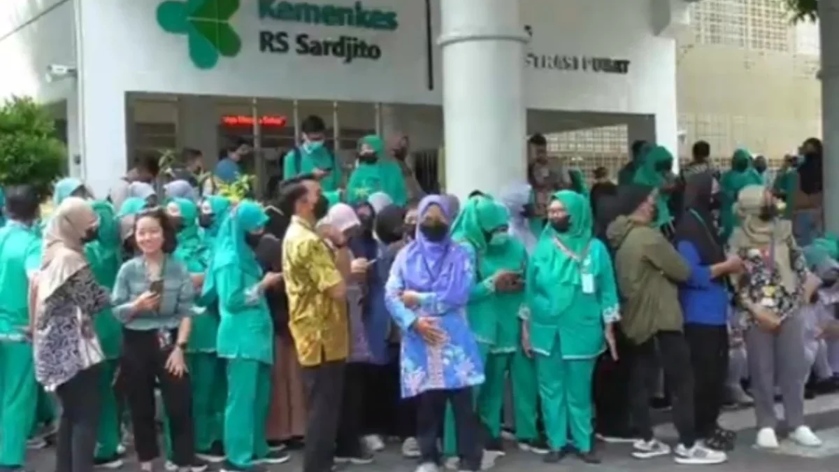 Sejumlah pegawai dan nakes menggelar aksi protes THR di RSUP Dr Sardjito, Yogyakarta, Selasa (25/3/2025).