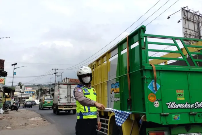 Polisi melakukan pengaturan arus lalu lintas kendaraan di jalur nasional, Kabupaten Garut, Jawa Barat. (Foto: