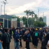 Suasana demo tolak RUU TNI di depan gedung DPR RI, Jakarta, Kamis (27/3/2025). (Foto: Felldly)