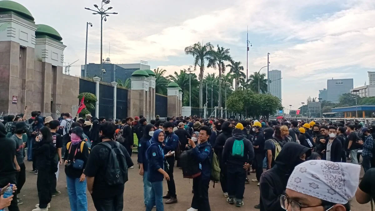 Suasana demo tolak RUU TNI di depan gedung DPR RI, Jakarta, Kamis (27/3/2025). (Foto: Felldly)