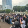 Suasana demo tolak RUU TNI di depan gedung DPR RI, Jakarta, Kamis (27/3/2025).